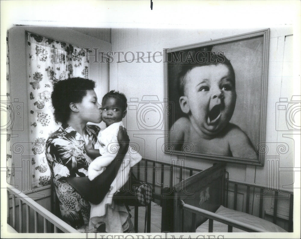 1986 Press Photo Tracie Russell Retrieves her Daughter. - RRU83901 - Historic Images