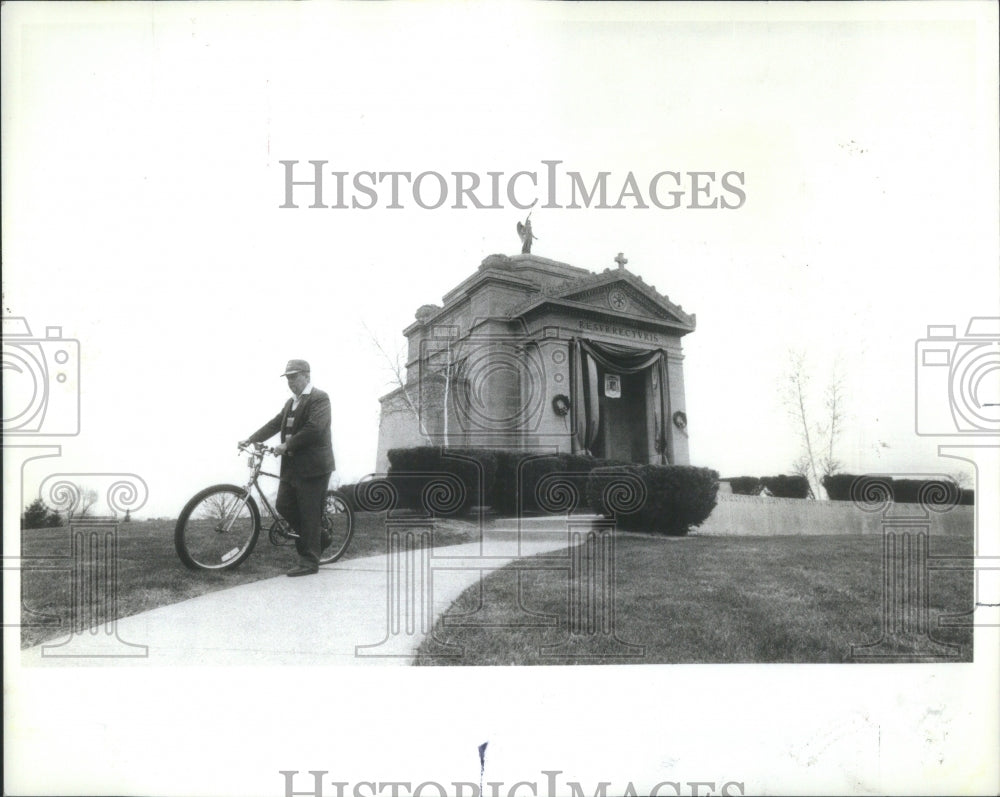 1982 Sam Alfonso Mount Carmel Cemetery - Historic Images