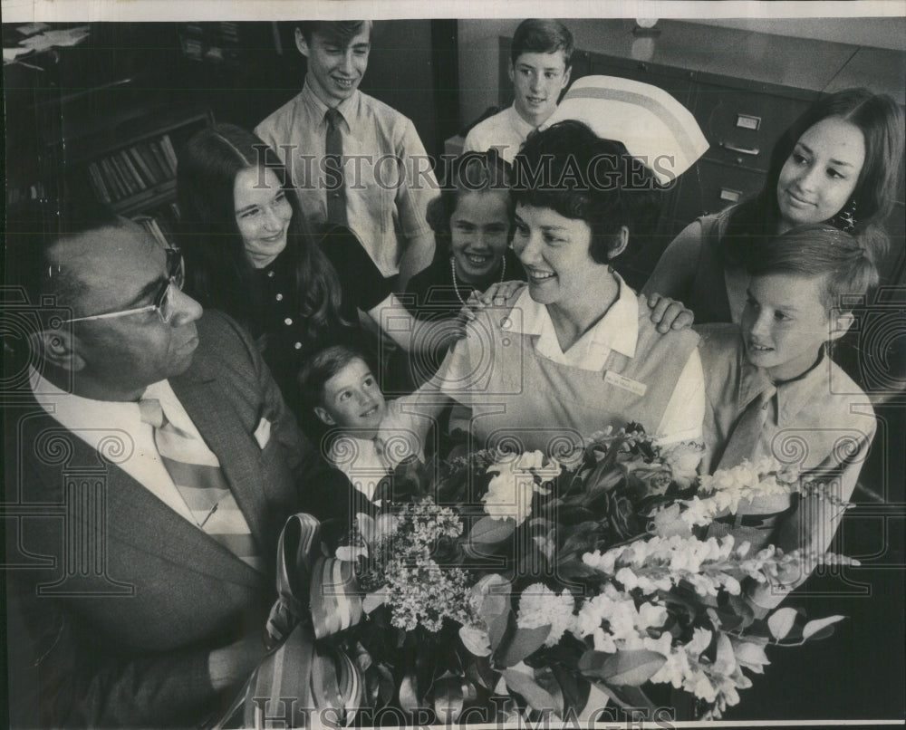 1971 Press Photo Mother Year Nursing - RRU84025 - Historic Images