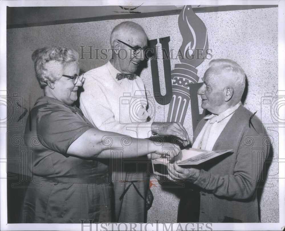 1960 Press Photo Contributions to United Fund Drive - RRU84187 - Historic Images