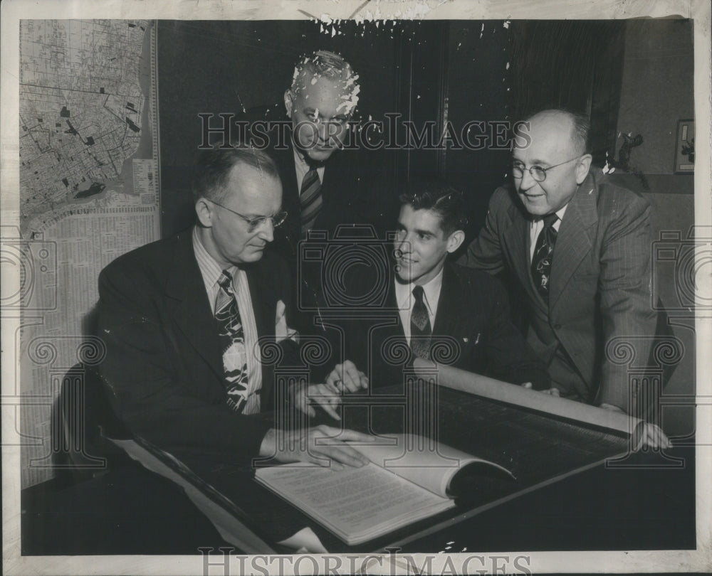 1945 Press Photo Dudley Newton Civil Wayne Chief Vetera - Historic Images