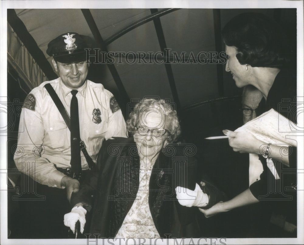 1964 Press Photo Mary Humphrey Writer Police Detroit - RRU85693 - Historic Images