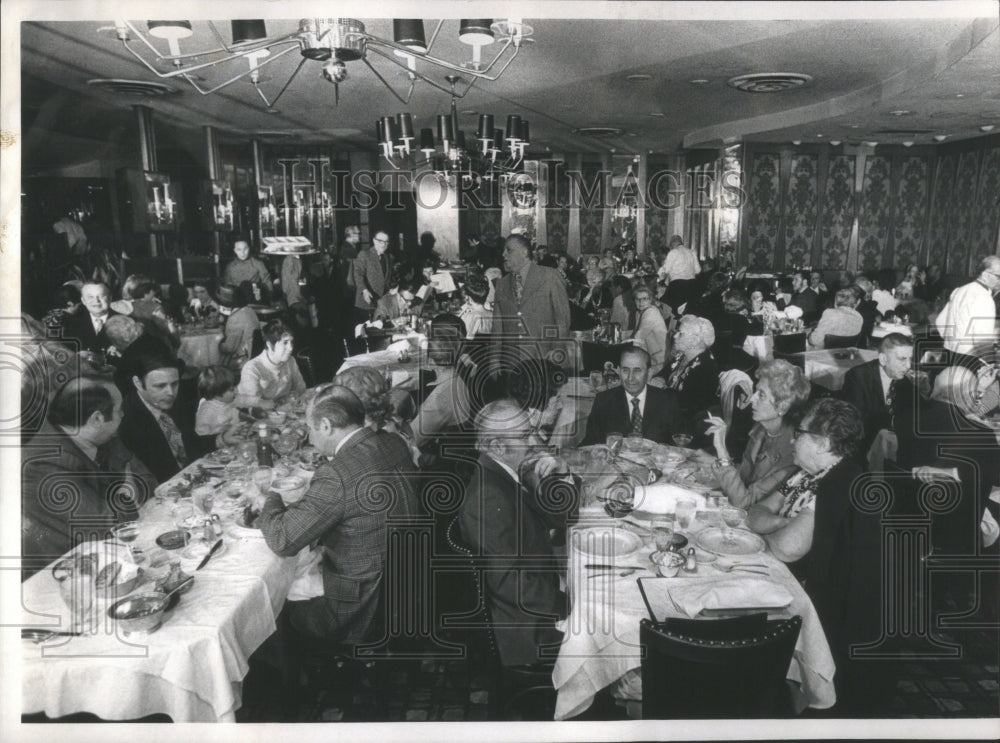 1972 Fritzels dining room people eats food - Historic Images