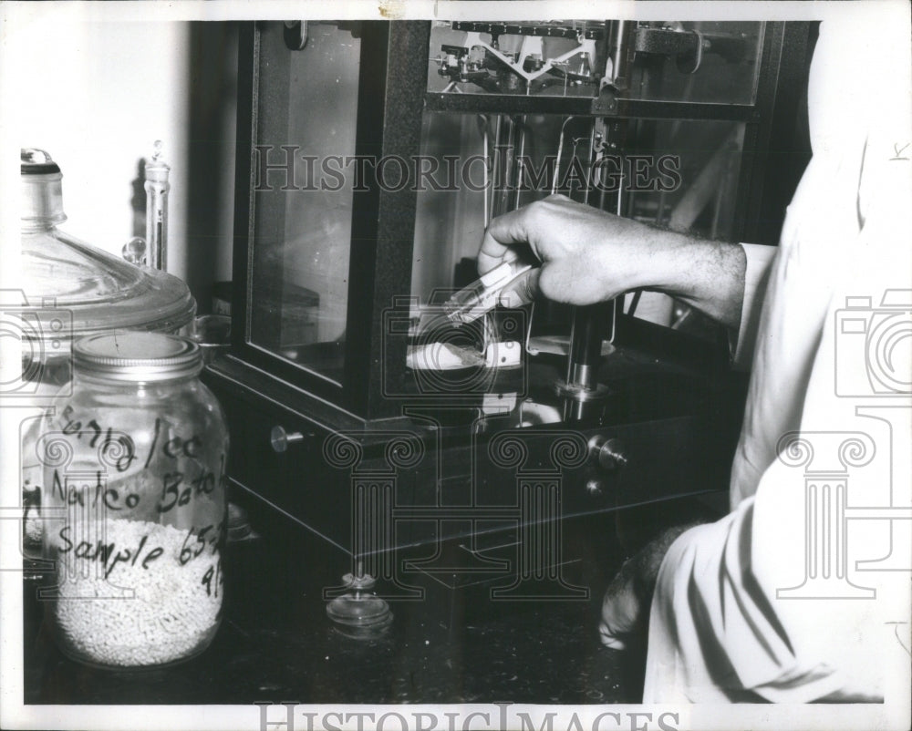 1967 Press Photo Chemist weights pulverized miniature - RRU85819-Historic Images