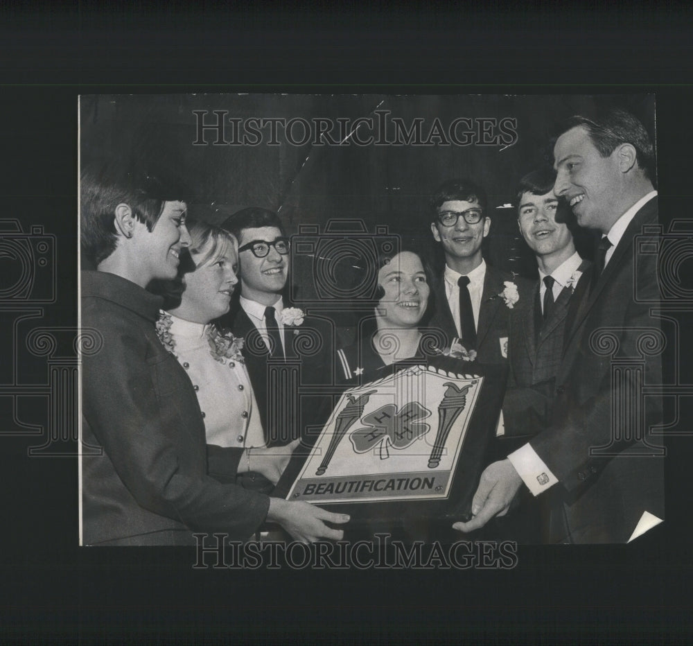 1967 Press Photo Sears Roebuck Foundation Beauty Maker - RRU85839 - Historic Images