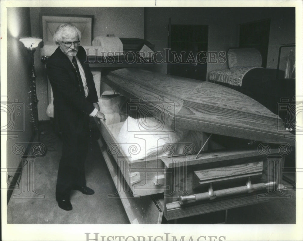 1981 Matt Lams Blake Lamb Rental Casket - Historic Images