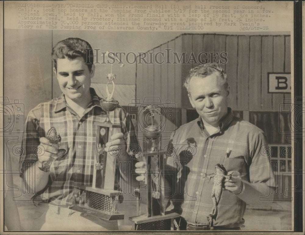 1970 Press Photo Leonard Hall Bill Proctor Frog Jubilee - RRU85903 - Historic Images