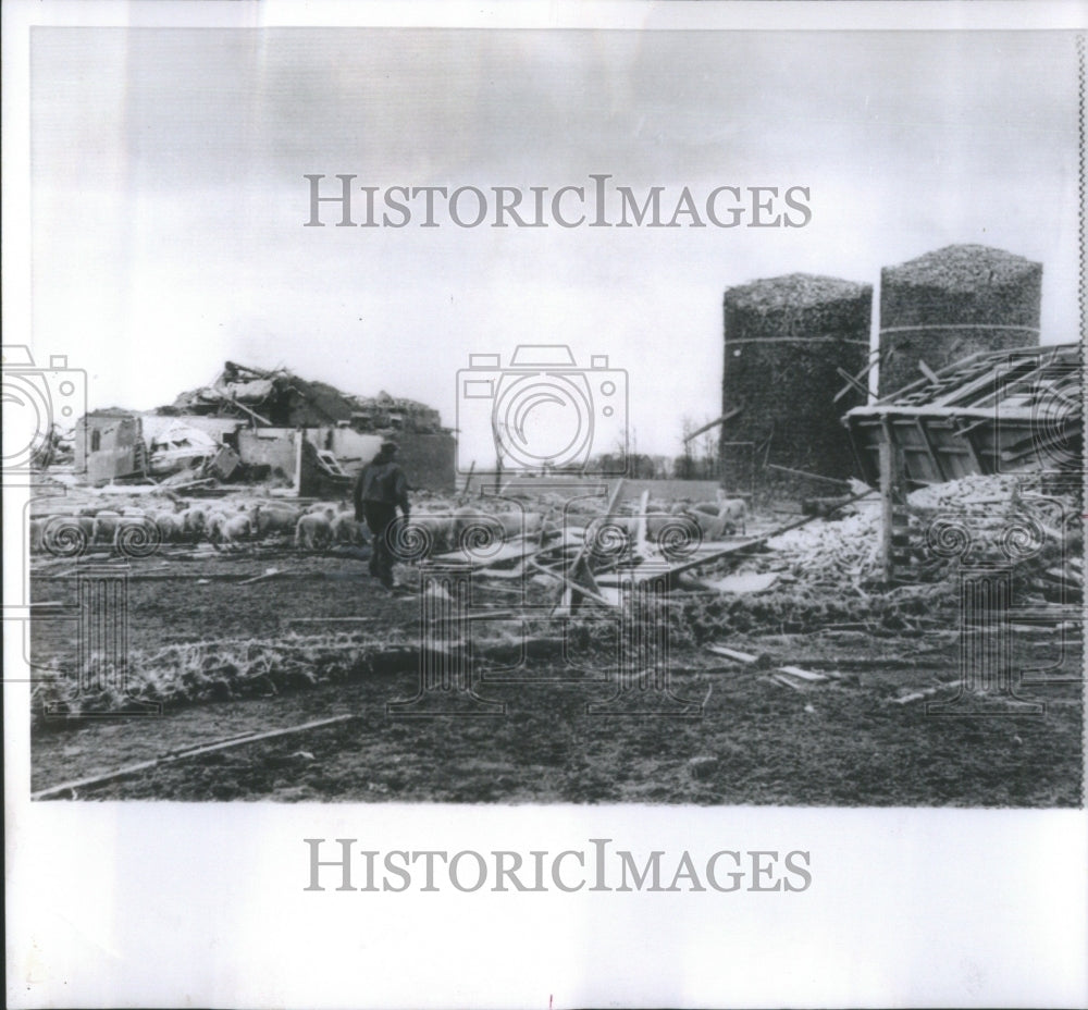 1965 Press Photo Tornado Farm Barn Don Rener Lima Ohio - RRU86183 - Historic Images