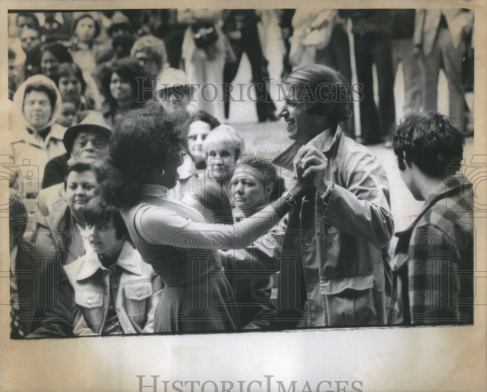 1975 Press Photo Free Street Theater Dance Spectator - RRU86291 - Historic Images