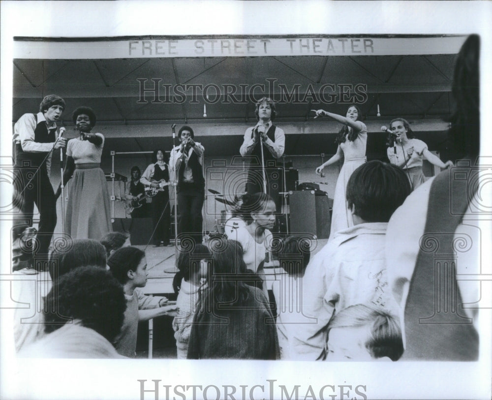 1971 Free Street Theatre Entertainers - Historic Images