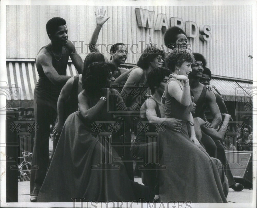 1975 Press Photo Free street theater romps audience act - RRU86299 - Historic Images