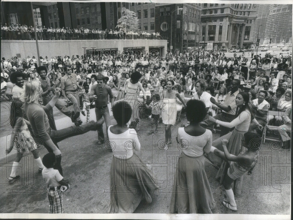 1973 Press Photo Free Street Theatre Entertainers - RRU86311 - Historic Images