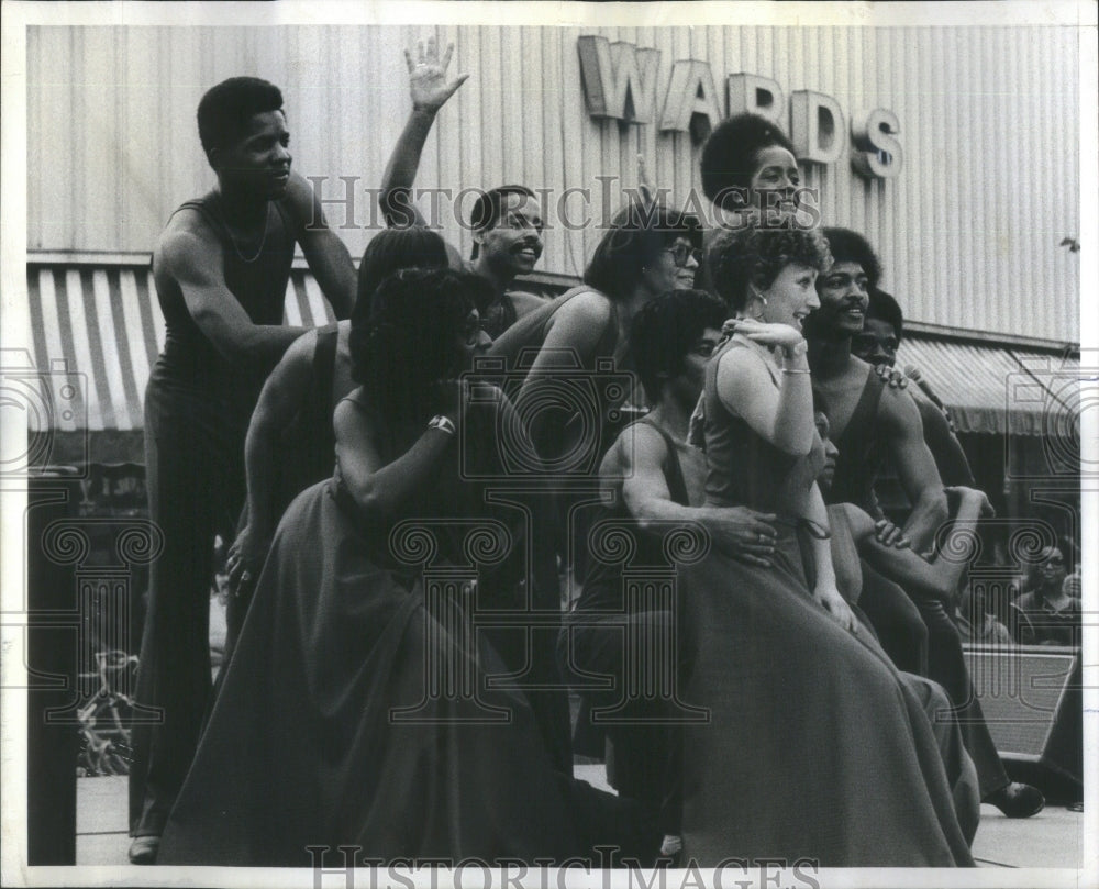 1975 Press Photo Free Street Theater Chicago Scenes - Historic Images