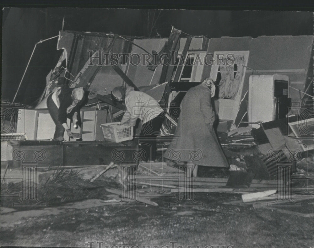 1965 Press Photo Home damage Tornado Mr Mrs Everett CH - RRU86501 - Historic Images