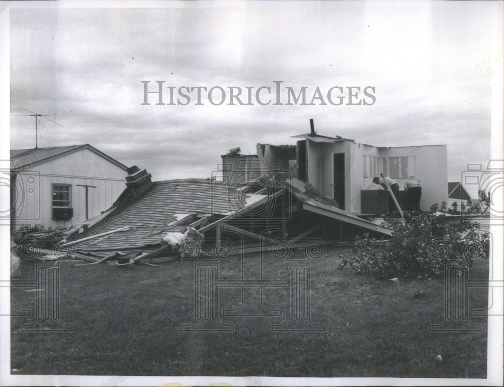 1965 Press Photo Tornado Damage Weather Illinois - RRU86509-Historic Images