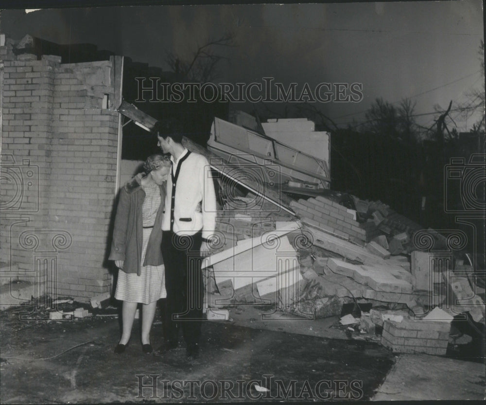 1965 Mrs Lucy Ciceno Cries Sam Island Home - Historic Images