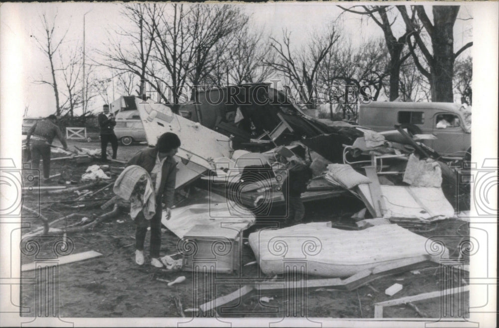 1965 Press Photo Tornado Survivors Bean Lake Camp Trial - RRU86531 - Historic Images