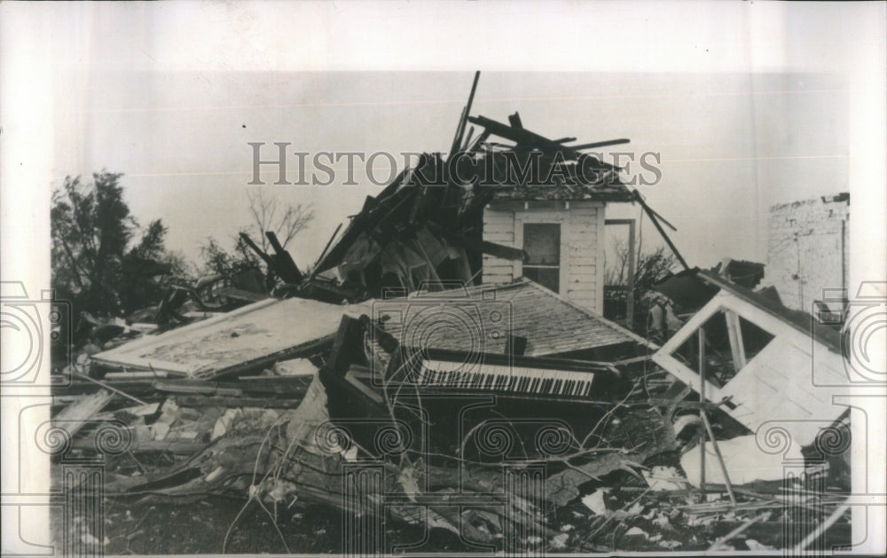 1963 Press Photo One Tornado Central Illinois Home - Historic Images