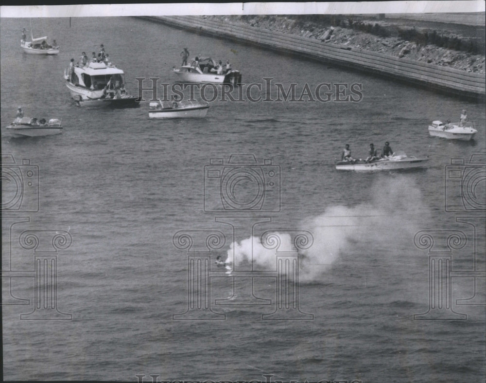 1963 Press Photo Flier Smoke Bomb Mark Location Copter - Historic Images