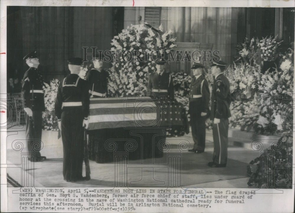 1954 Press Photo Flag Coffin Hoyt General AirForce - Historic Images