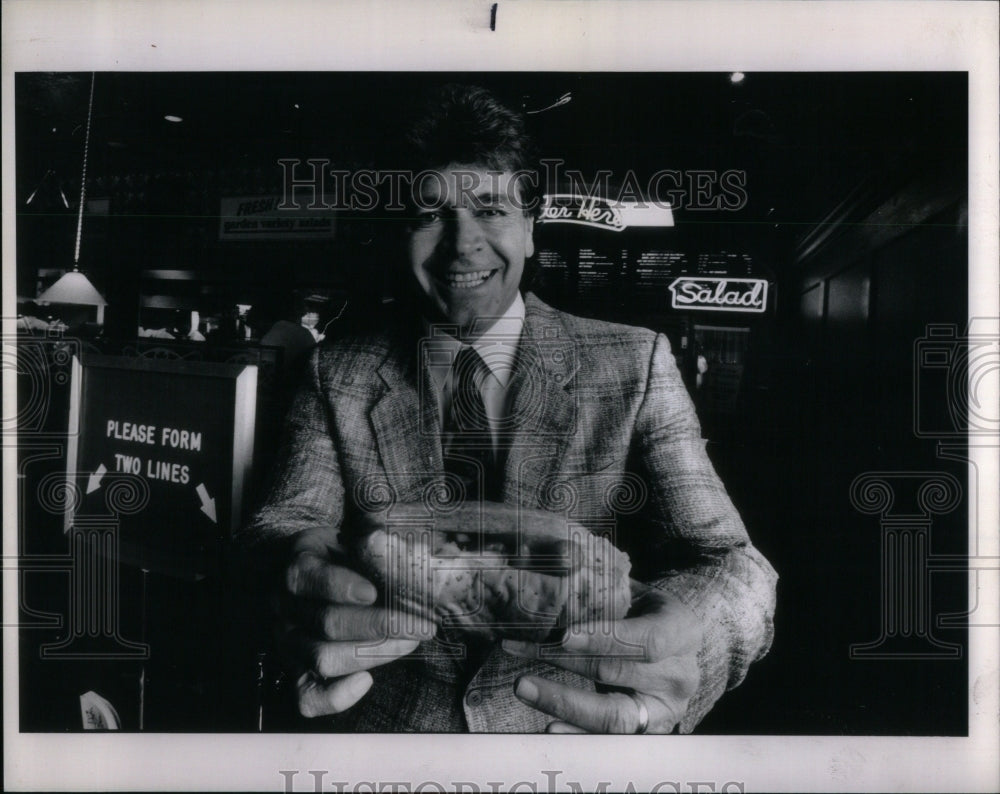 1989 Press Photo Rick Portilo Hot Dog Bakery Food - Historic Images