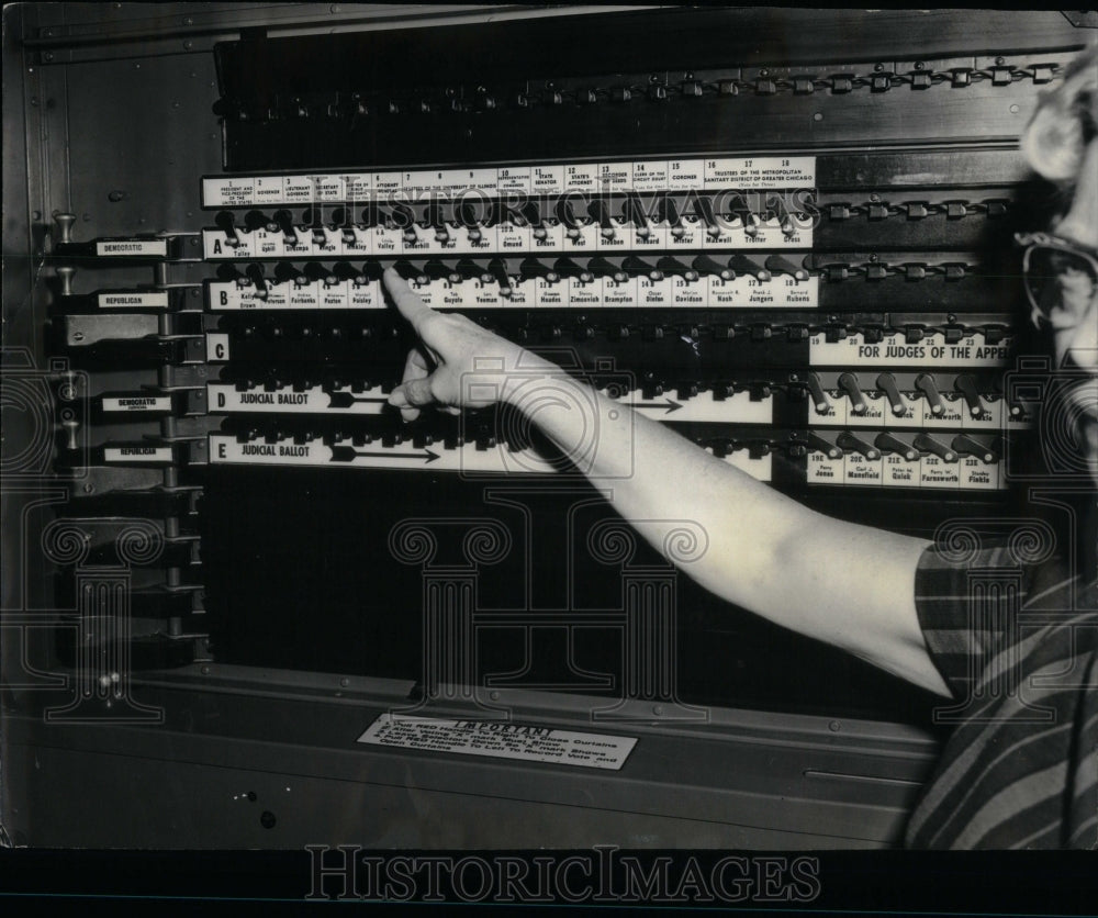 1964, Demo of how to split vote on machine - RRU87499 - Historic Images