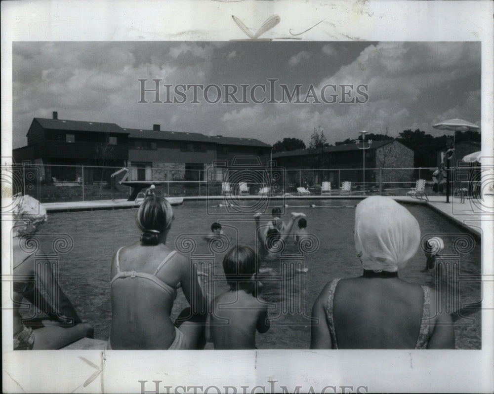 1970 Press Photo Swimming Pool Village Green Chicago - RRU87523 - Historic Images