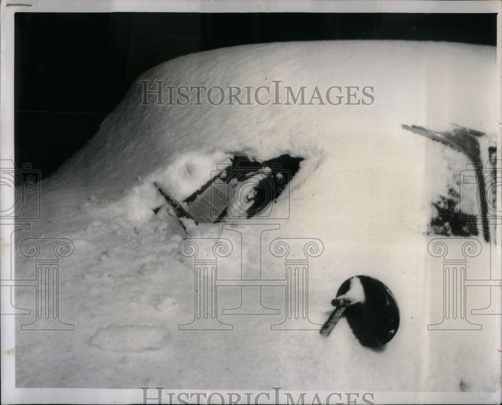 1960 Snow brushed obliging policeman  auto - Historic Images