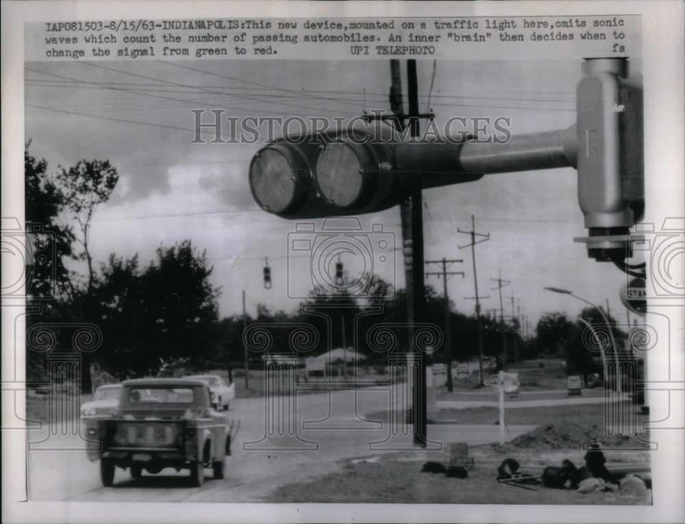 1963 Traffic light device changes color - Historic Images