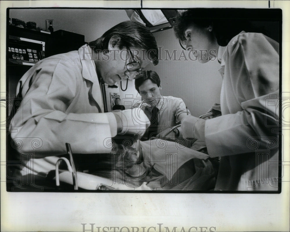 1984 Press Photo Anesthesiologist dentist assistant - RRU88131 - Historic Images