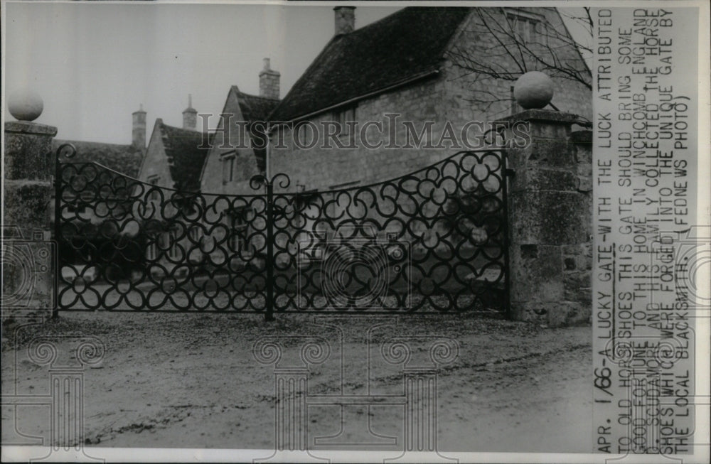 1986 Press Photo Horseshoes forged into gate in England - Historic Images