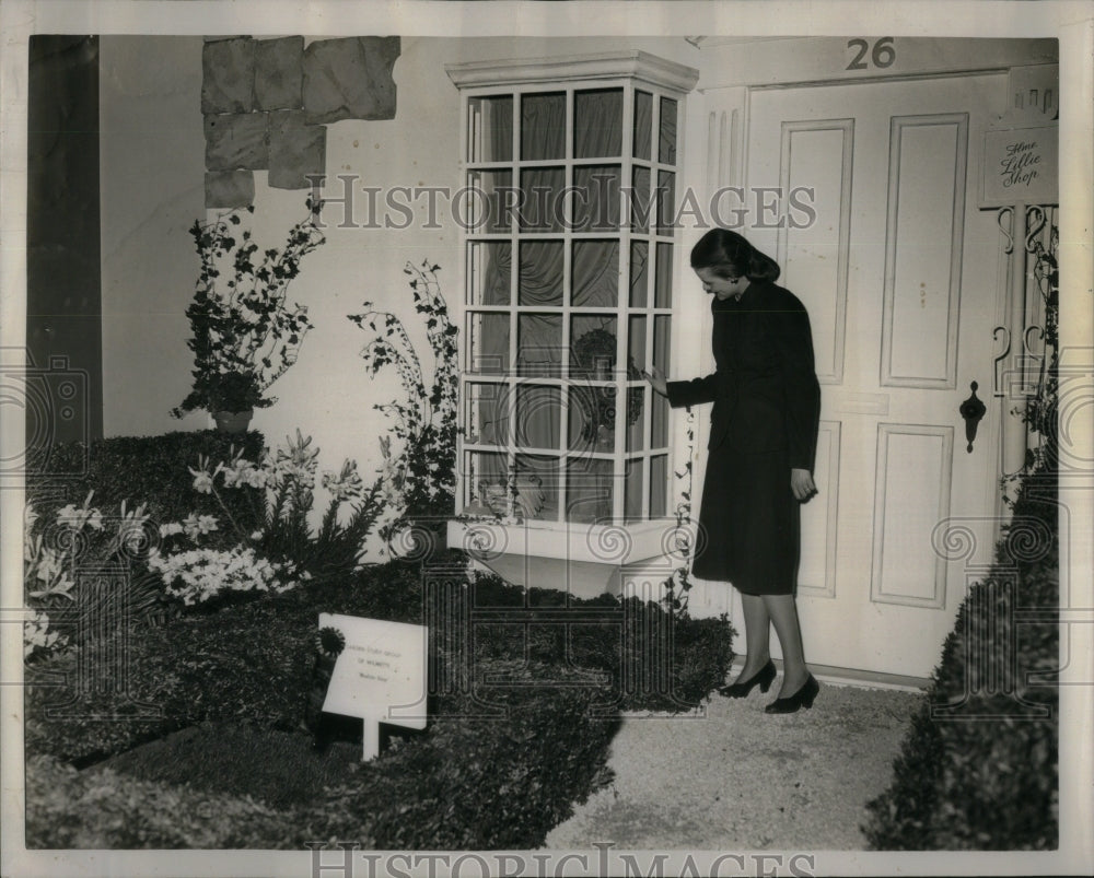 1947 Press Photo Modiste Shop Garden Study Group - RRU88277 - Historic Images