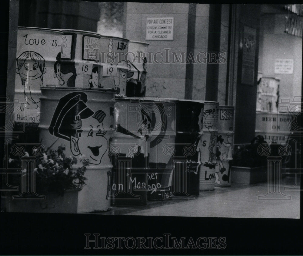 1974 Press Photo painted garbage cans Alley pop art - RRU88311 - Historic Images