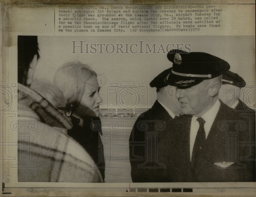 1972, TWA Personnel Apologize For Delays - RRU88663 - Historic Images