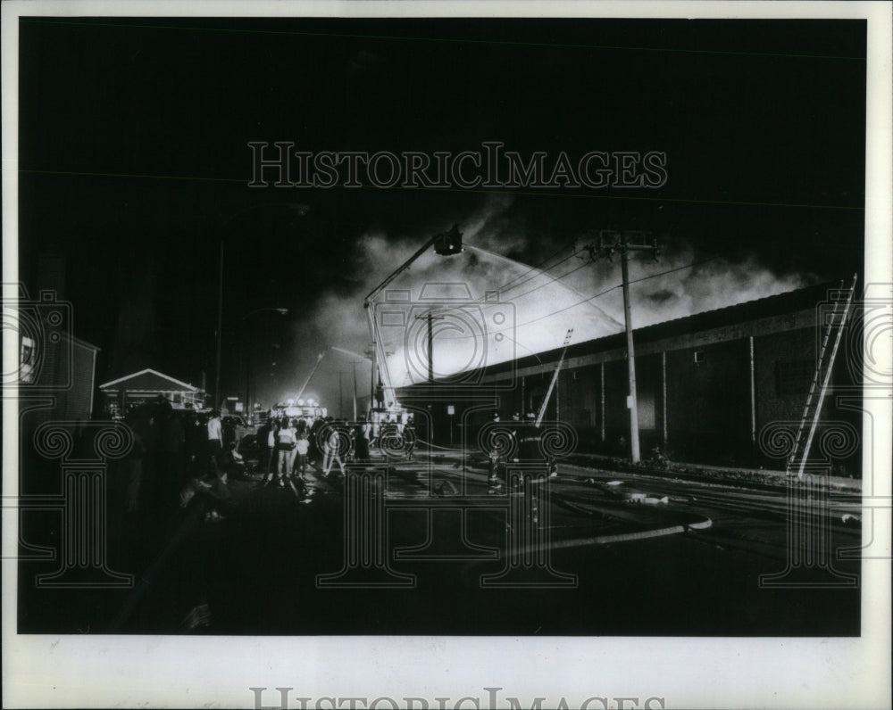 1982 Press Photo Fire Burning Four Vacant Warehouse - RRU88715 - Historic Images