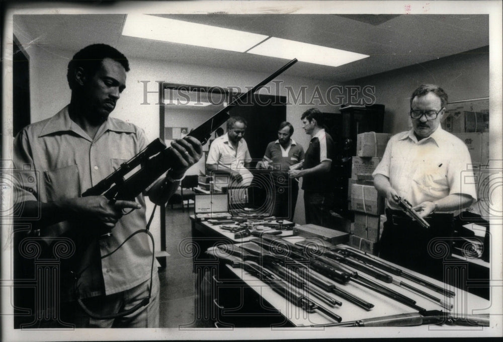 1980 Press Photo Police Inspect Guns Confiscated Raid - RRU88815 - Historic Images