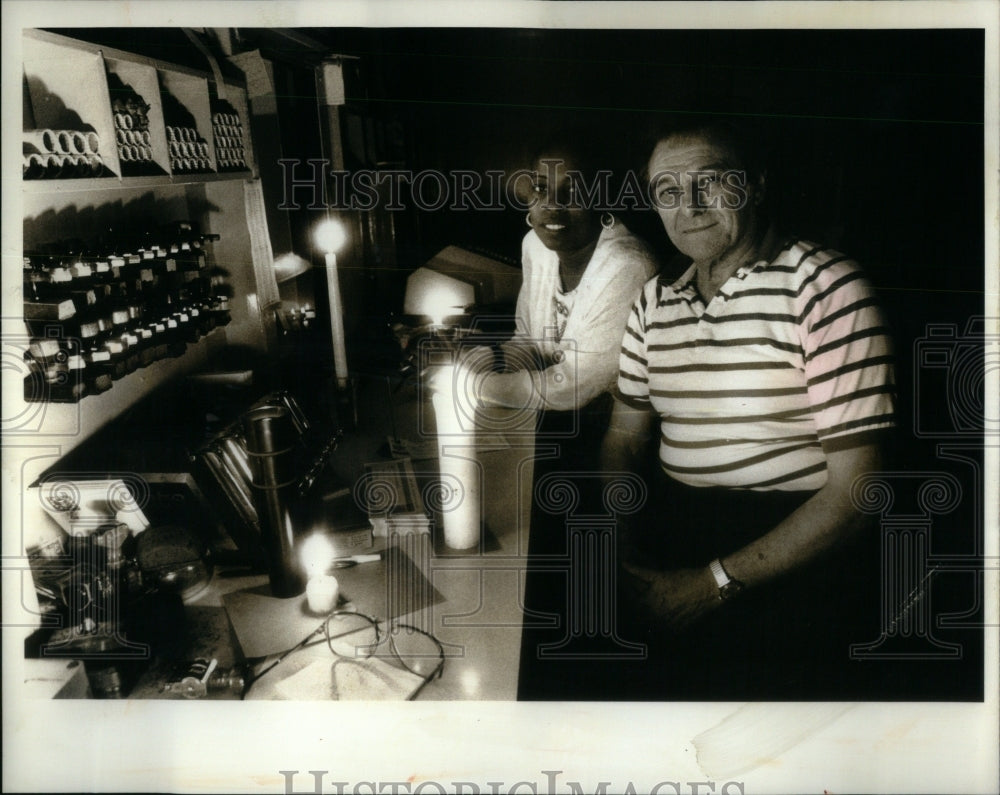 1990 Press Photo Michelle Welch Louis Nagelberg At Work - RRU88875 - Historic Images