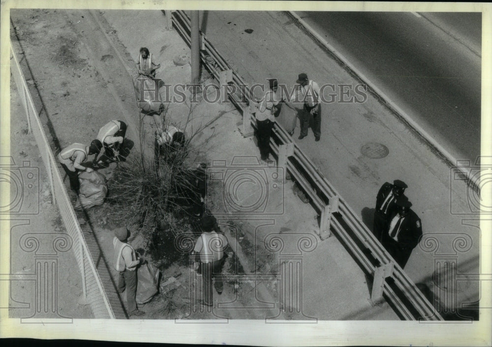 1981 Photo Prisoners Pick Up Trash On Eisenhower Exp. - RRU88915 - Historic Images