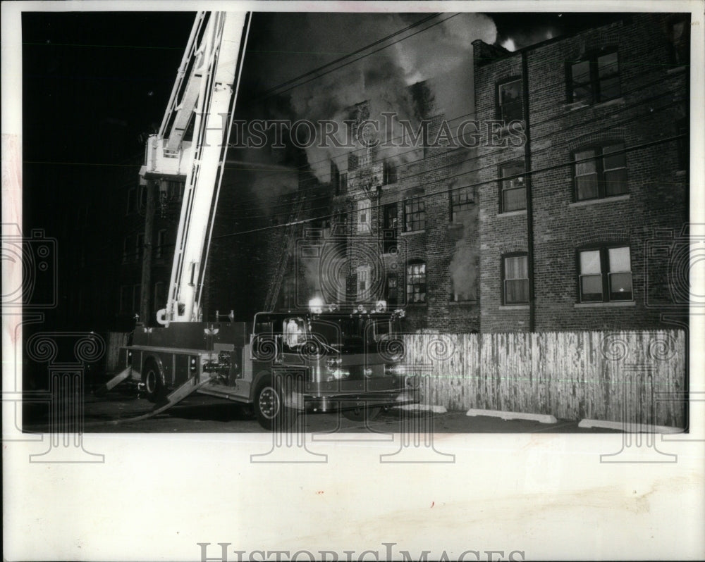 1981 Photo Chicago Fire At Apartment On North Kenmore - Historic Images