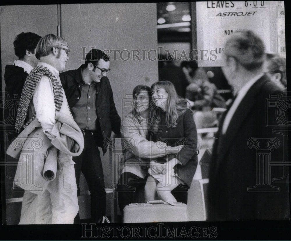 1969 Photo College Students At Airlines For Vacation - Historic Images