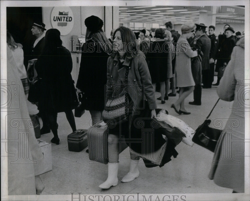 1969 O&#39;Hare Airport Young Passenger - Historic Images