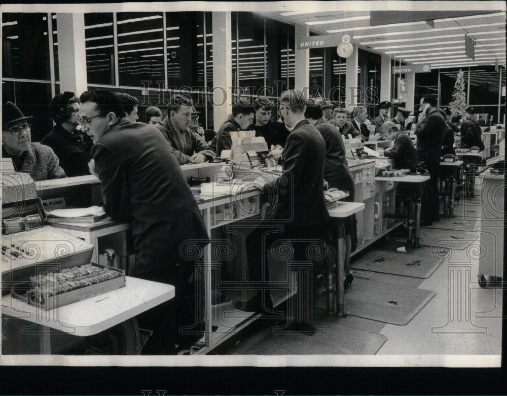 1965 Christmas Travelers At O&#39;Hare Airport - Historic Images