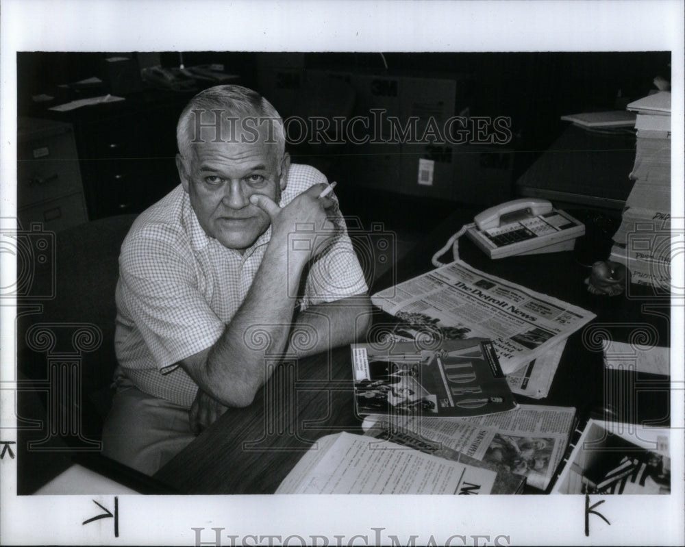 1989, Oliver Hanninen in Detroit newsroom - RRU89479 - Historic Images