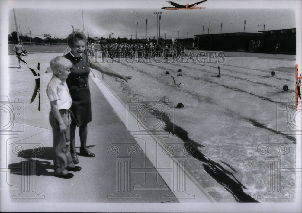 1971 Mrs Marisan Hanson Son Politician Swim - Historic Images