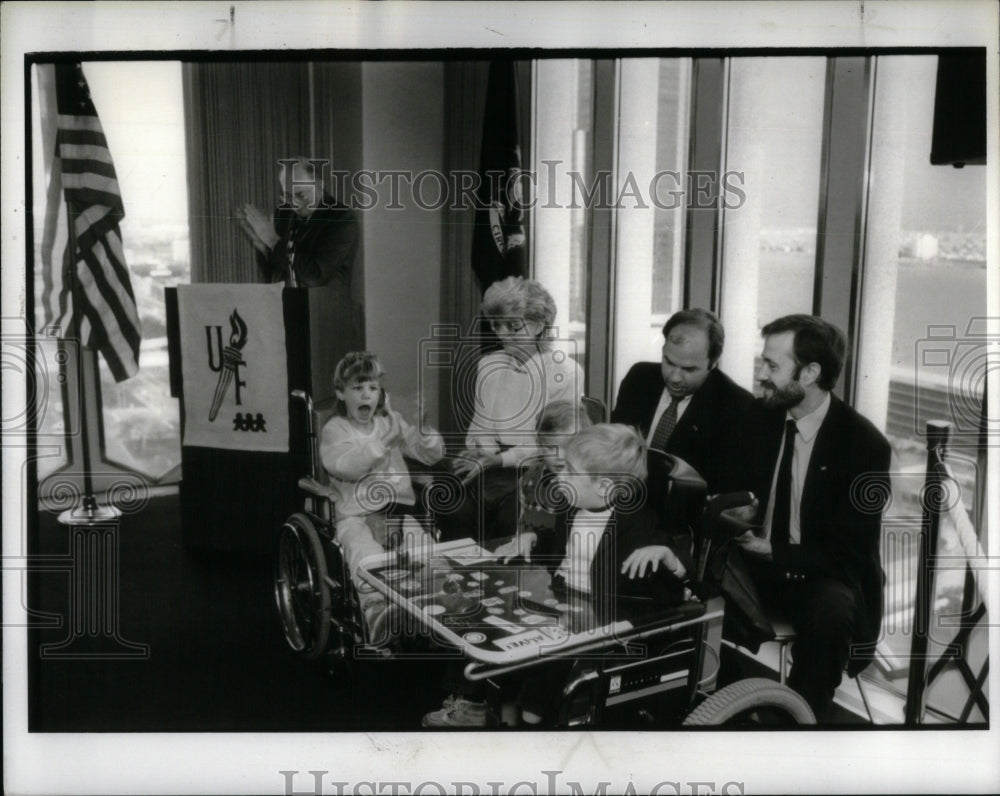 1986 Press Photo UF Chairman talk with torch lighters - RRU89771 - Historic Images