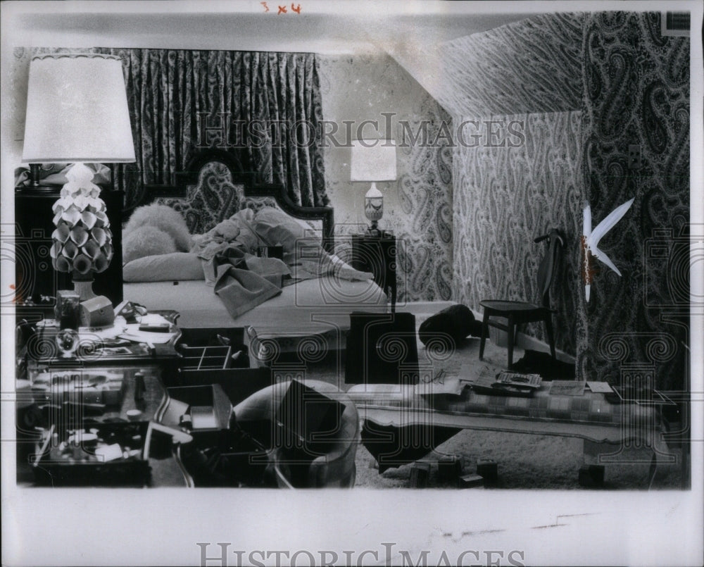 1971 Press Photo Narcotic raid in Beatrass Ford bedroom - RRU90063 - Historic Images
