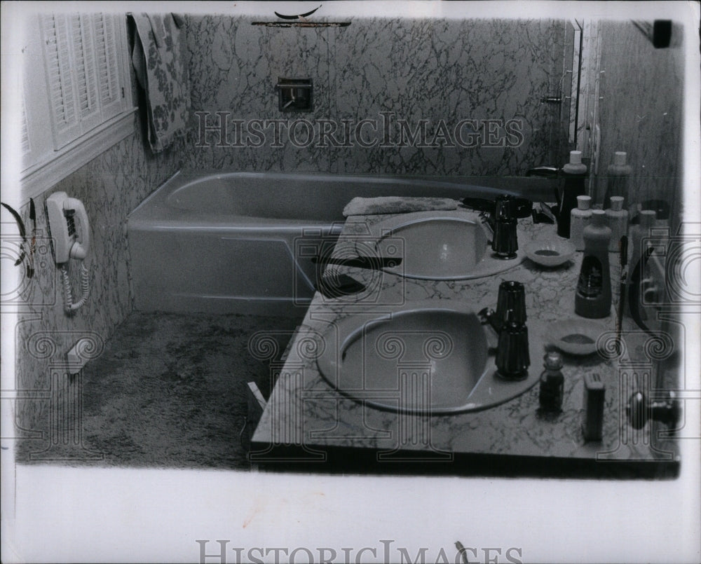 1971 Press Photo Beatras Ford bathroom after narc raid - RRU90065 - Historic Images