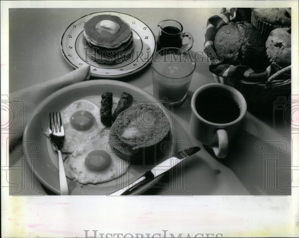 1991 Breakfast bread juice food table eats - Historic Images