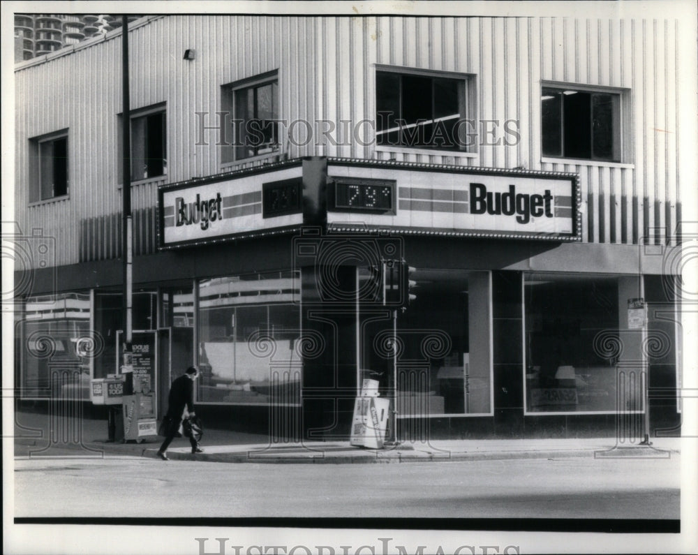 Press Photo Budget Rent Wash Grand Road Building Man - RRU90175 - Historic Images