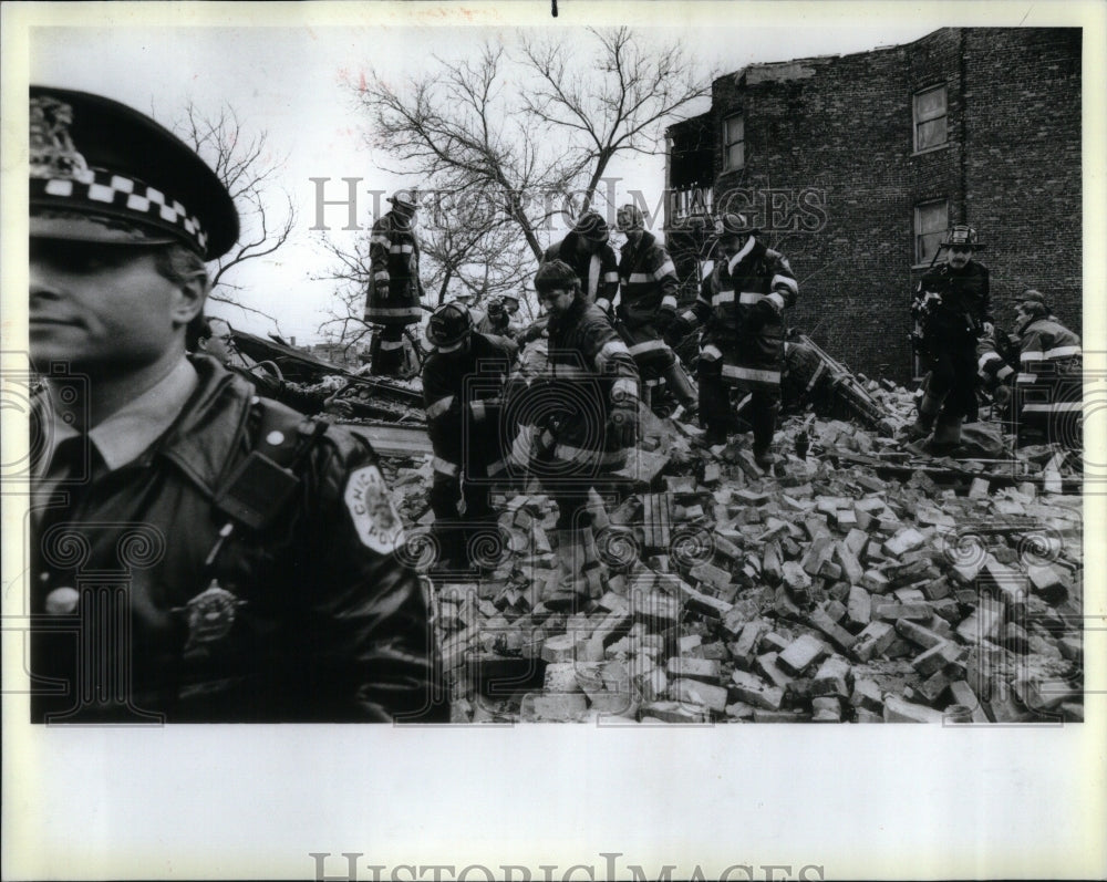 1988 Press Photo Firemen building Central collapsed men - RRU90255 - Historic Images